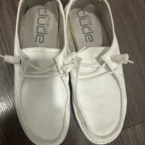 WOMENS WHITE HEY DUDE SHOES - SIZE 10 - NICE - Picture 2 of 3